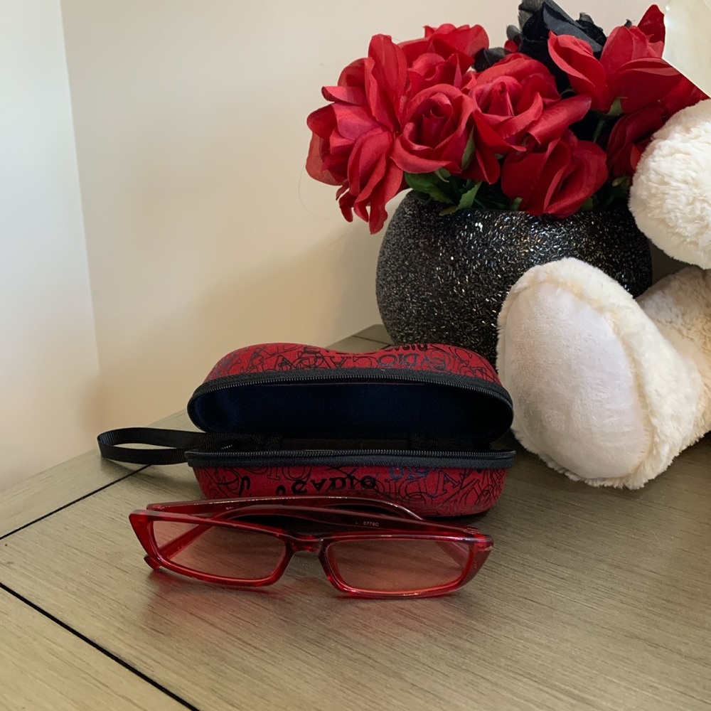 Stylish Sunglasses W/ Sunglass Case